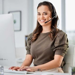 Telefonista sonriente con una llamada a la acción que invita a cobtactar con la empresa